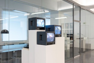 "Calling Me" auf 3 Röhrenfernsehern auf Sockeln in der Ausstellung "Identität" im Dortmunder U. Foto: Aliona Kardash.