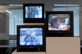 "Calling Me" auf 3 Röhrenfernsehern auf Sockeln in der Ausstellung "Identität" im Dortmunder U. Foto: Aliona Kardash.